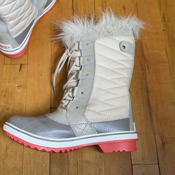 Sorel water proof boots 1 first pic similar boots not same obviously 😜 - Picture 5 of 10